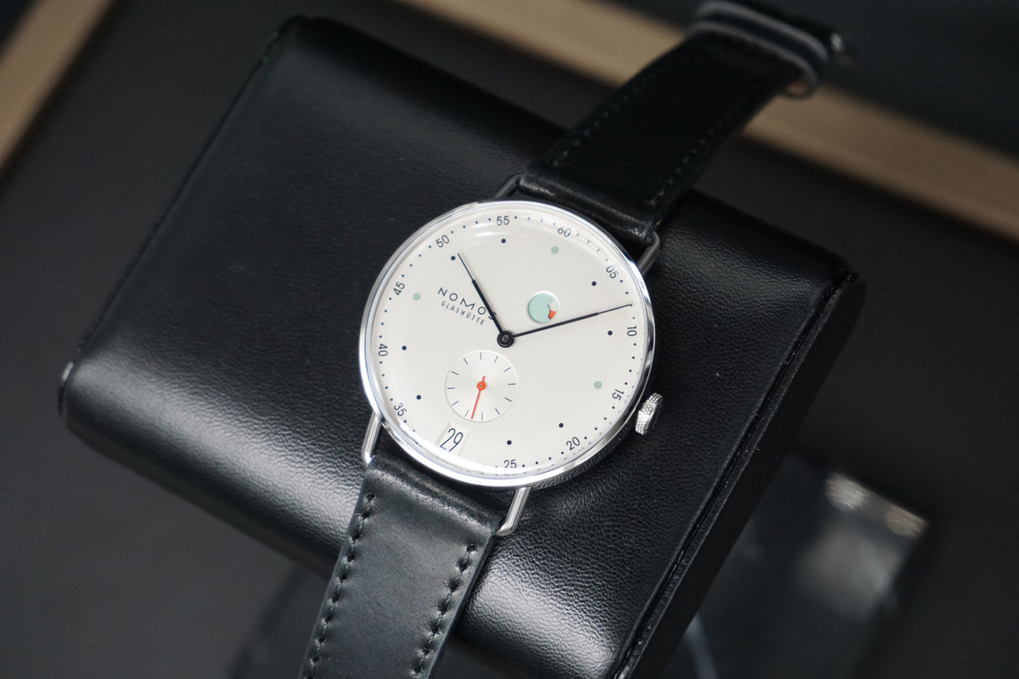 Nomos Metro Datum Gangreserve