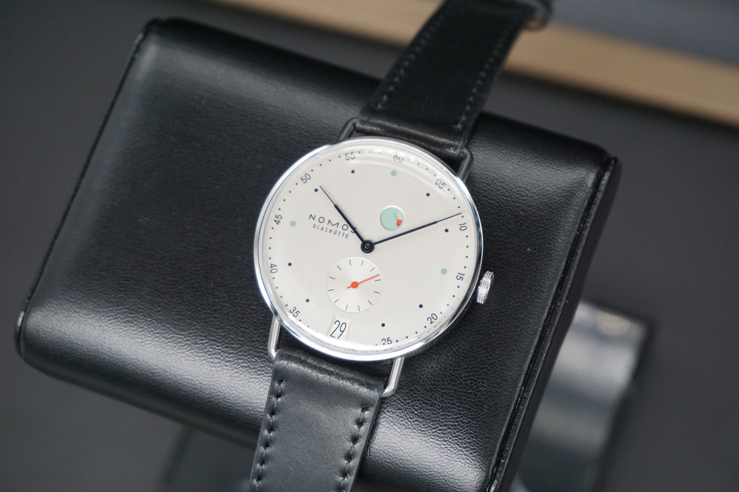 Nomos Metro Datum Gangreserve