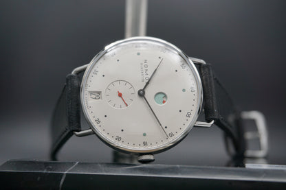 Nomos Metro Datum Gangreserve